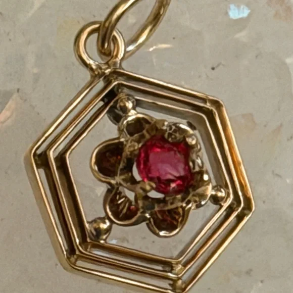 10K yellow gold Hexagon Pendant with floral center